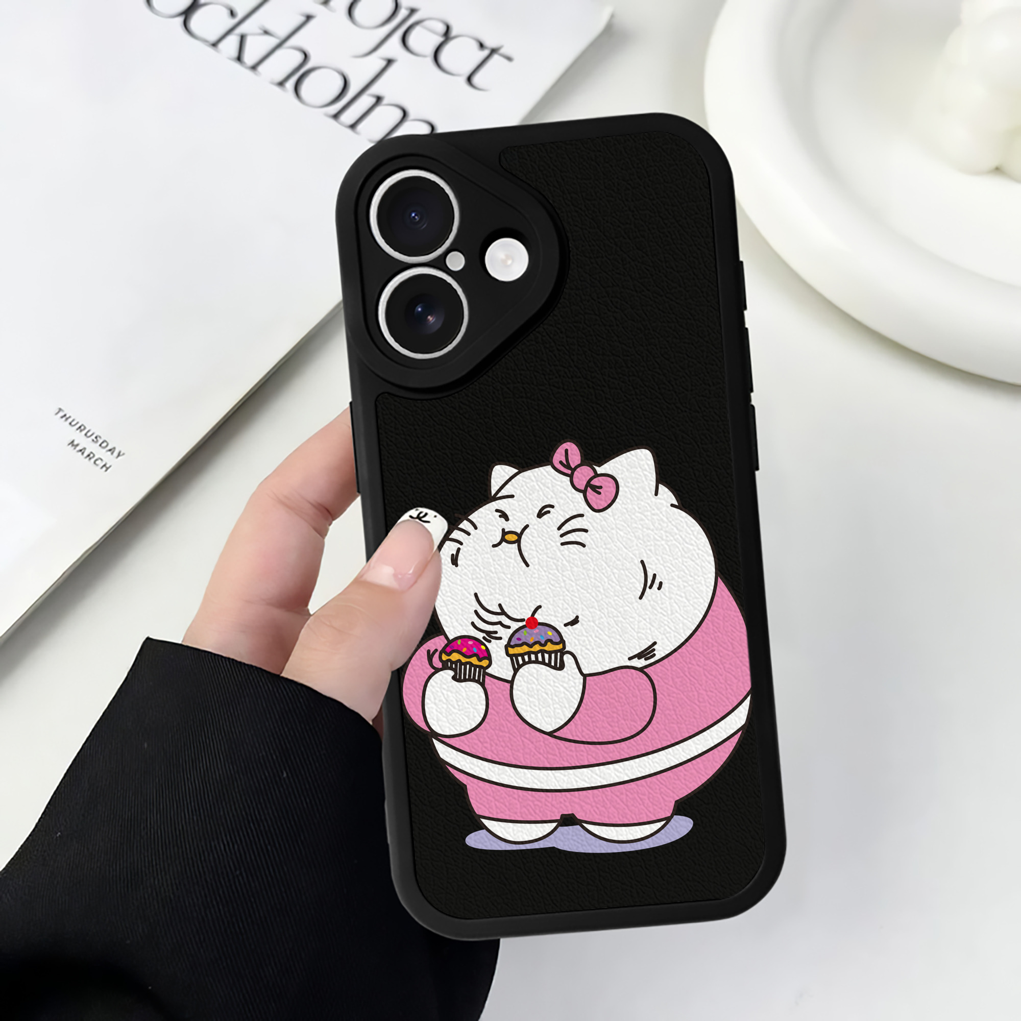 （画像用） Hello Kitty ハローキティ 【iPhone 16シリーズ対応】シリコンスマホケース（レザー調） 材質：シリコン